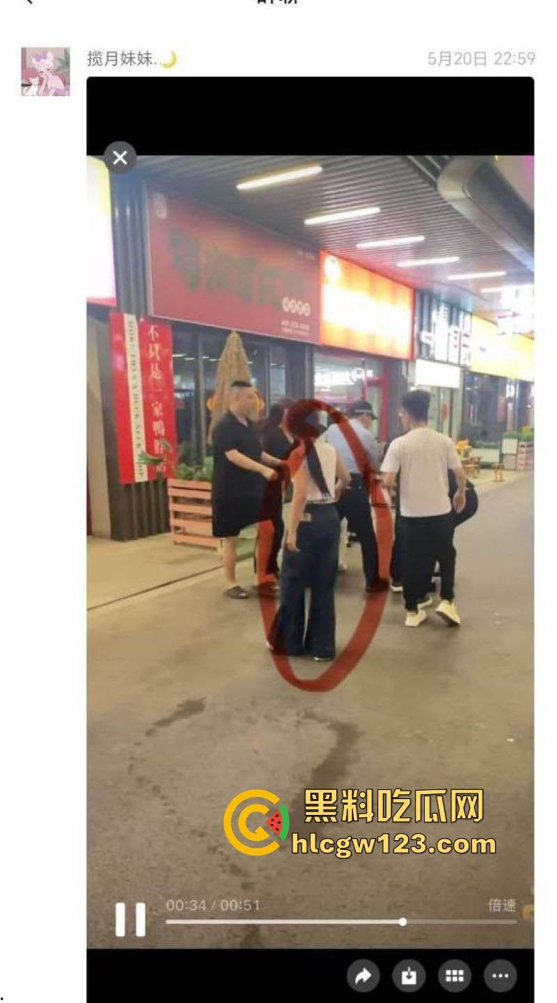 520抓奸撕逼大戏！新泰世纪缘珠宝【马丙翠】插足婚姻被原配当场暴打 从商场里揍到大街 保安都拦不住！-4