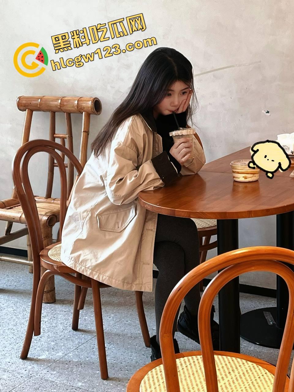 酒桌没吃饱，厕所把心心念念的同事吃了，聚餐喝高趁她上厕所，直接锁门顶在洗手池上狠操！-2