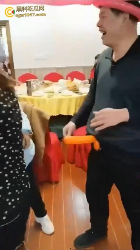 大爷大妈聚餐玩淫秽游戏，把气球当成鸡巴一边撸一边口，有韵味又会玩的少妇，晚上不敢想有多爽 ！-7