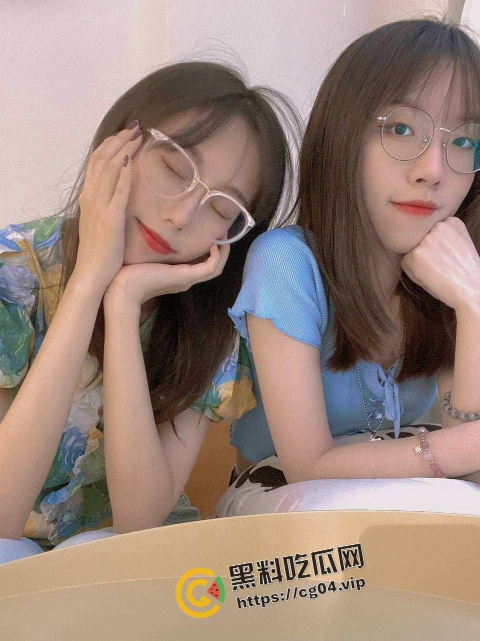 成都大学生【谢询】 喜欢肛交群p 背着男友一女站四男 三洞全开  小小的身体 大大的能量-4