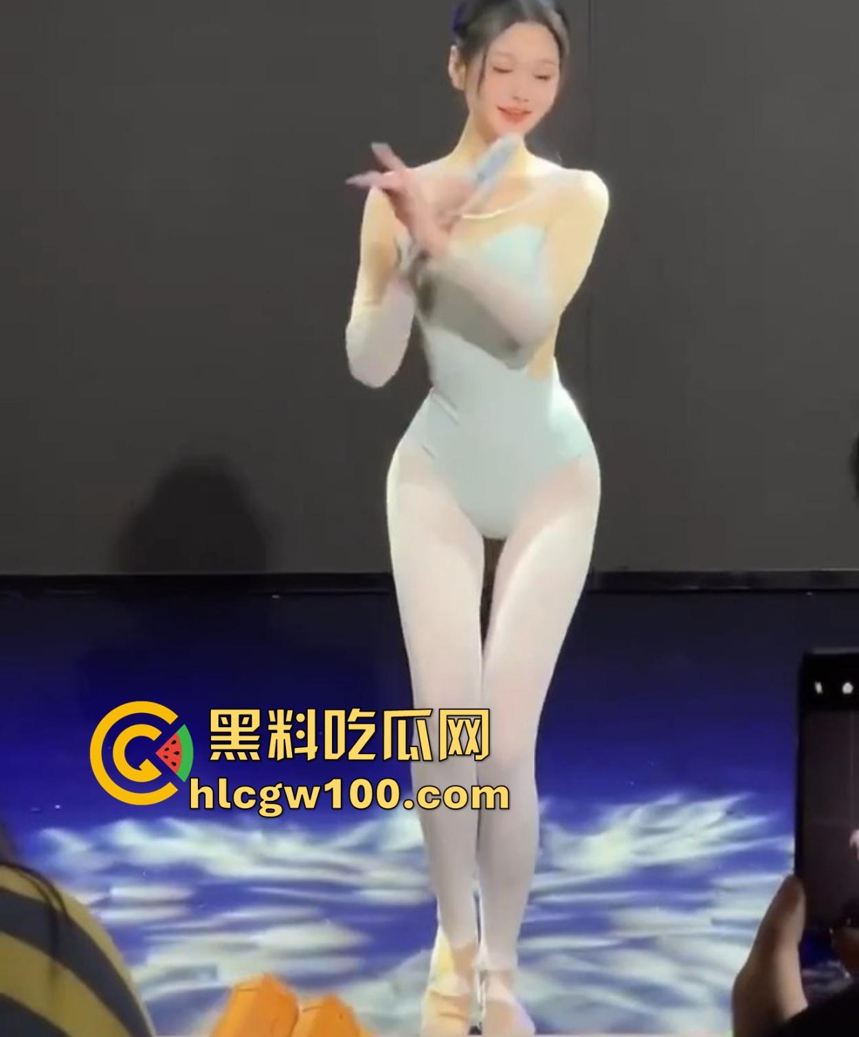 舞蹈生谁不想谈？大长腿翘屁股柔韧性炸裂，又能劈叉又能下腰，这身柔韧性谁上谁知道，所以到底都被谁拿下了？-4