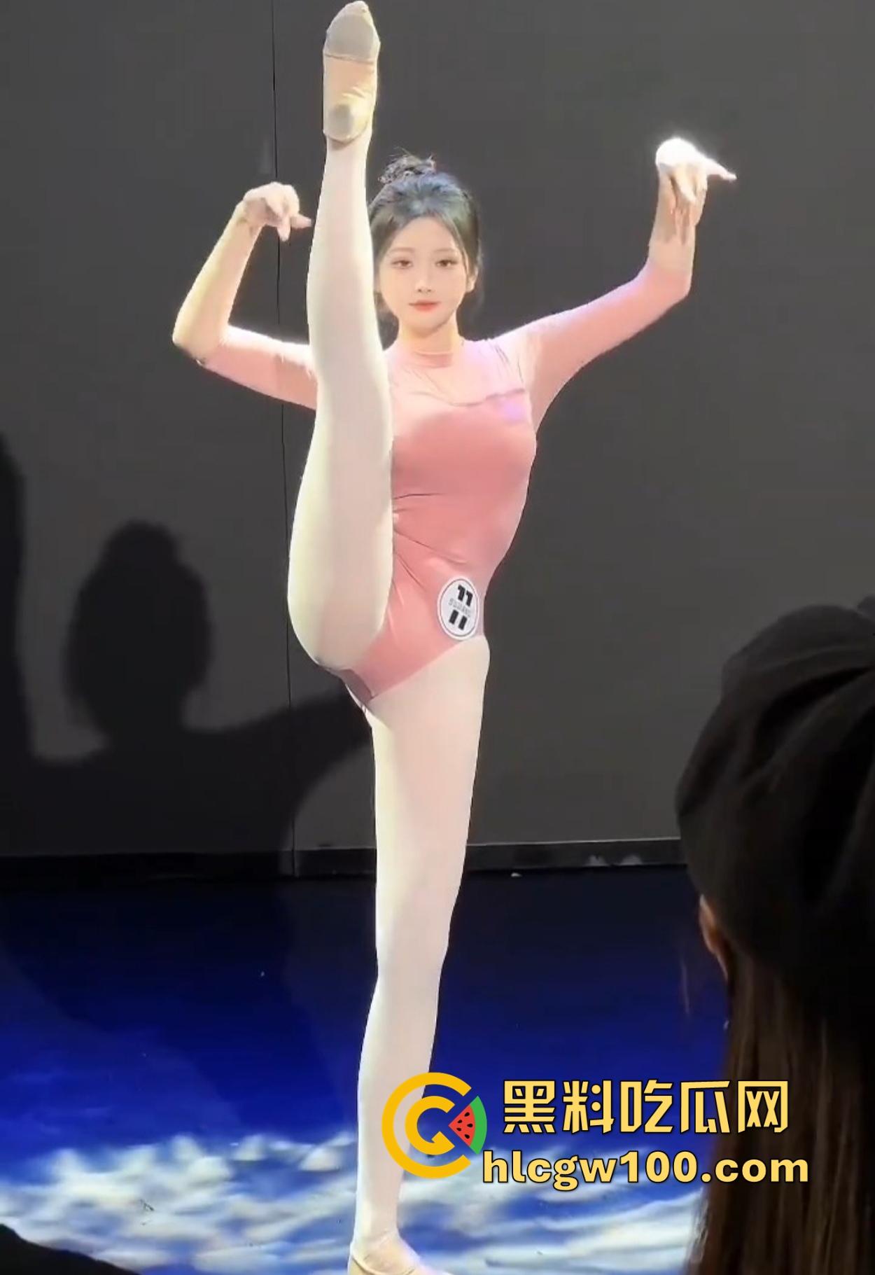 舞蹈生谁不想谈？大长腿翘屁股柔韧性炸裂，又能劈叉又能下腰，这身柔韧性谁上谁知道，所以到底都被谁拿下了？-6