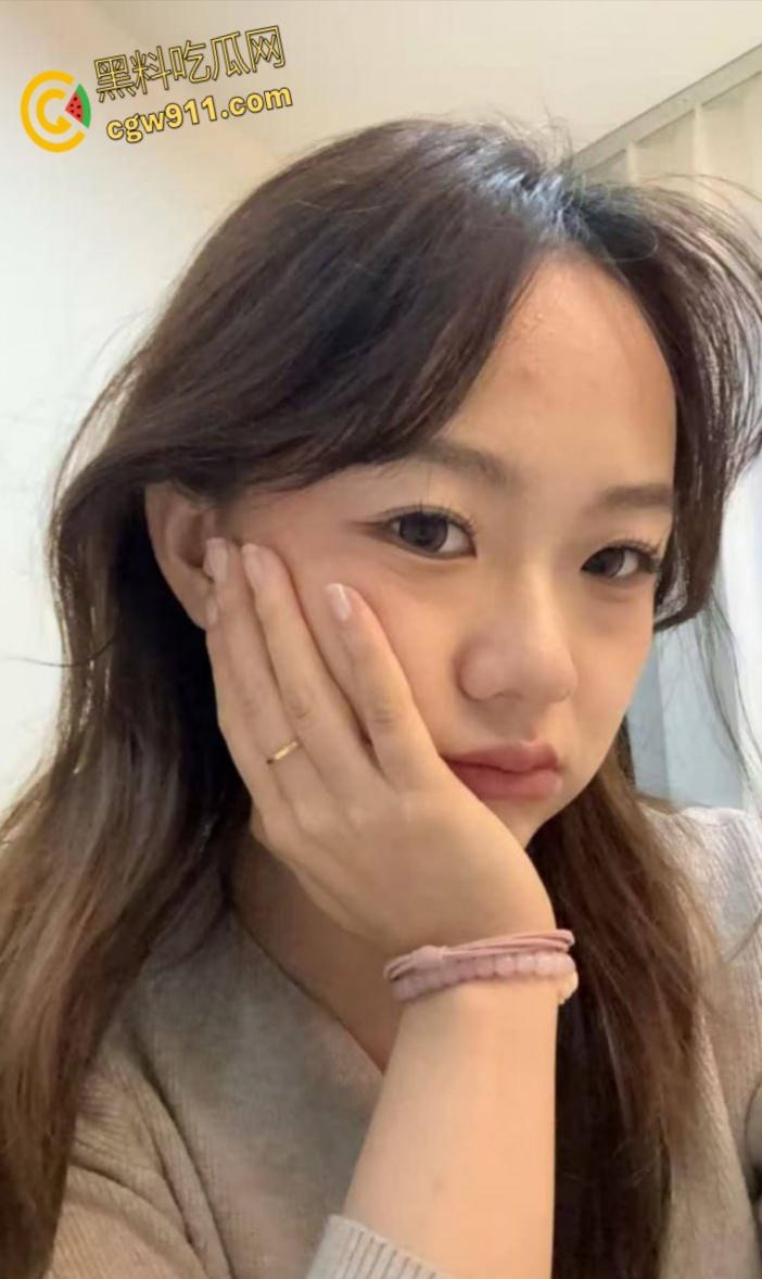 郑州经贸大学【刘彤彤】， 高颜值极品身材，穿上情趣内衣对镜口交，被金主包养当母狗，反差感十足！-1