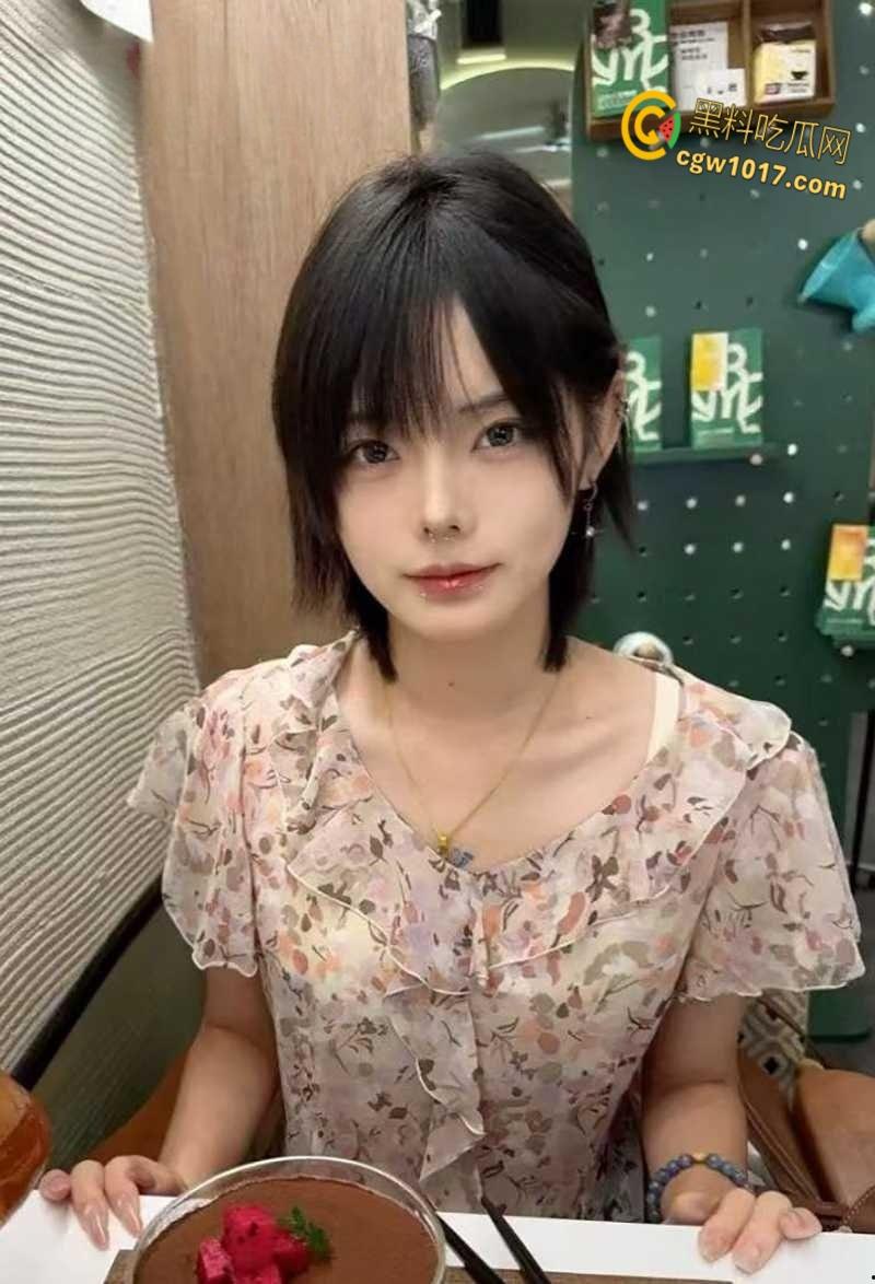 武汉龙华学院校花【陈雯晶】，俏丽女神性瘾难耐，晒淫照撩汉约炮 ，多毛骚穴搭开档黑丝堪称绝配！-4