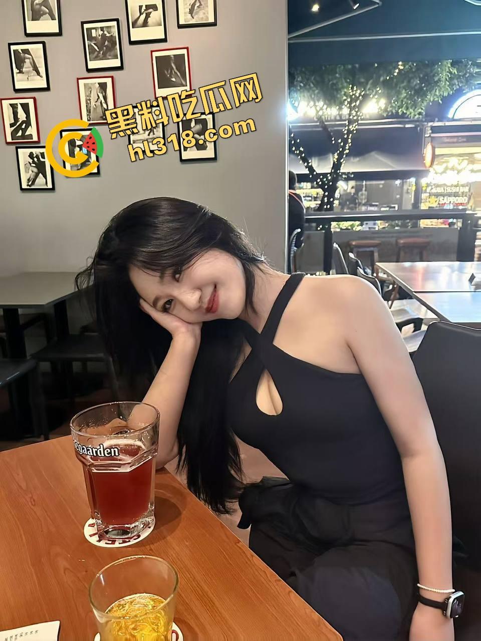 海角大神分享会喷水的亲姐姐，酒吧里爆操醉酒姐姐，酒劲上头让她喝尿，最后带回酒店肛射睡奸！-6