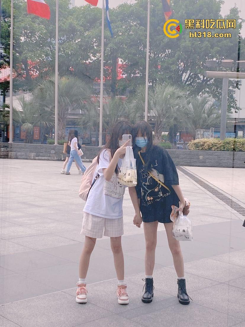 清纯可爱女高上课自慰，边跟同桌聊天边揉搓大奶，还装无事发生，确实淫穴早已泛滥成灾！-2