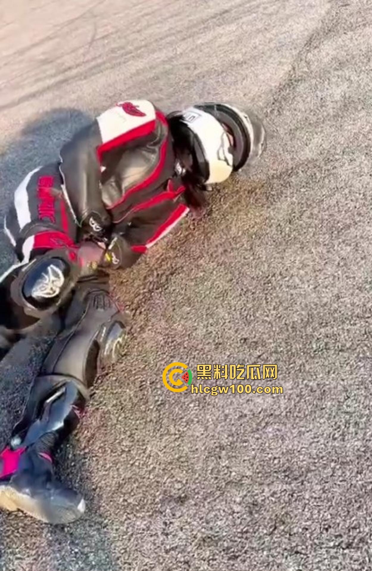 炫技不成逼先疼,女骑士摩托翘头秀失败,结果硬生生撞到小逼痛苦到变形,满脸写着作死的代价!-1