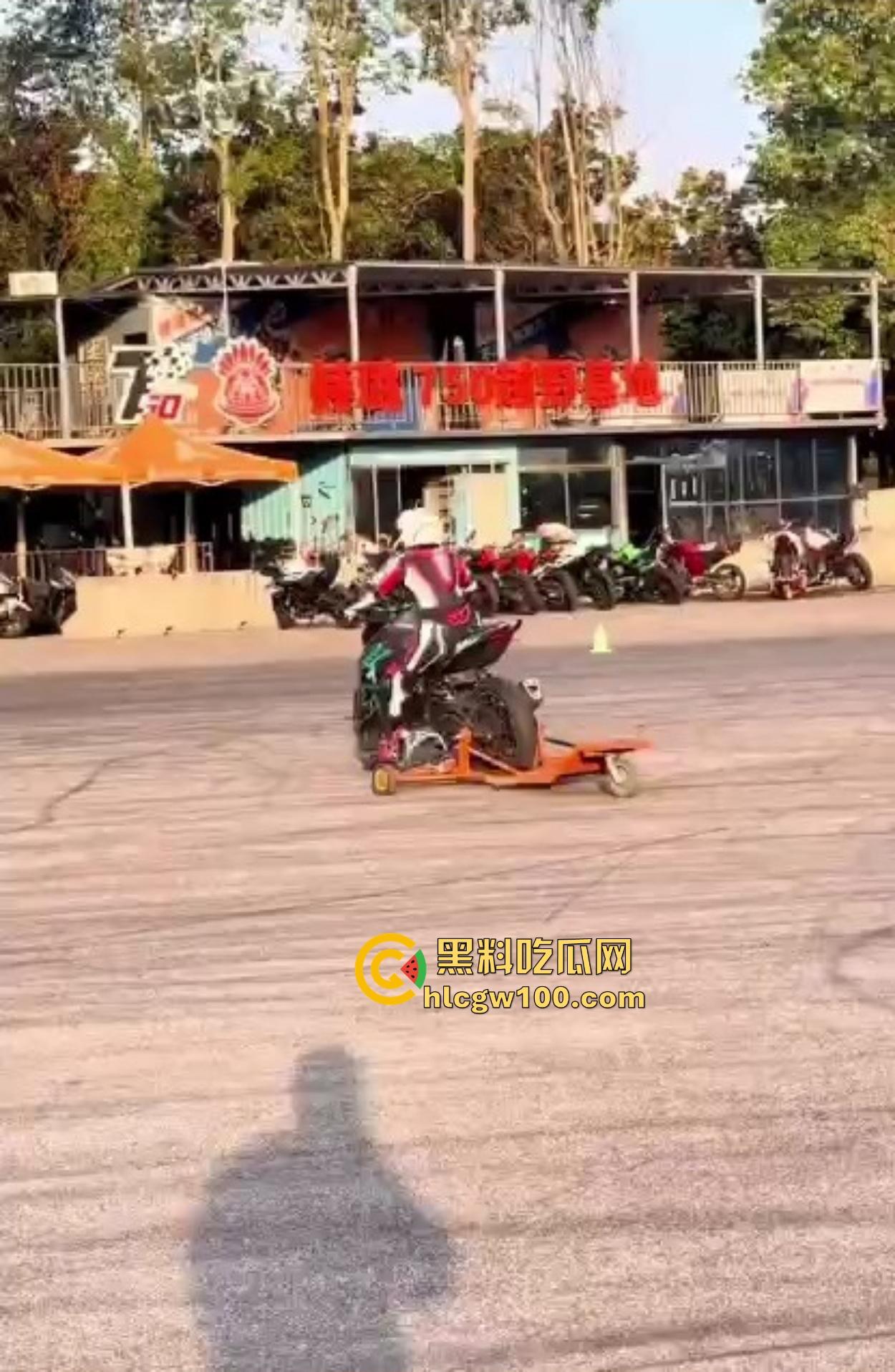 炫技不成逼先疼,女骑士摩托翘头秀失败,结果硬生生撞到小逼痛苦到变形,满脸写着作死的代价!-3