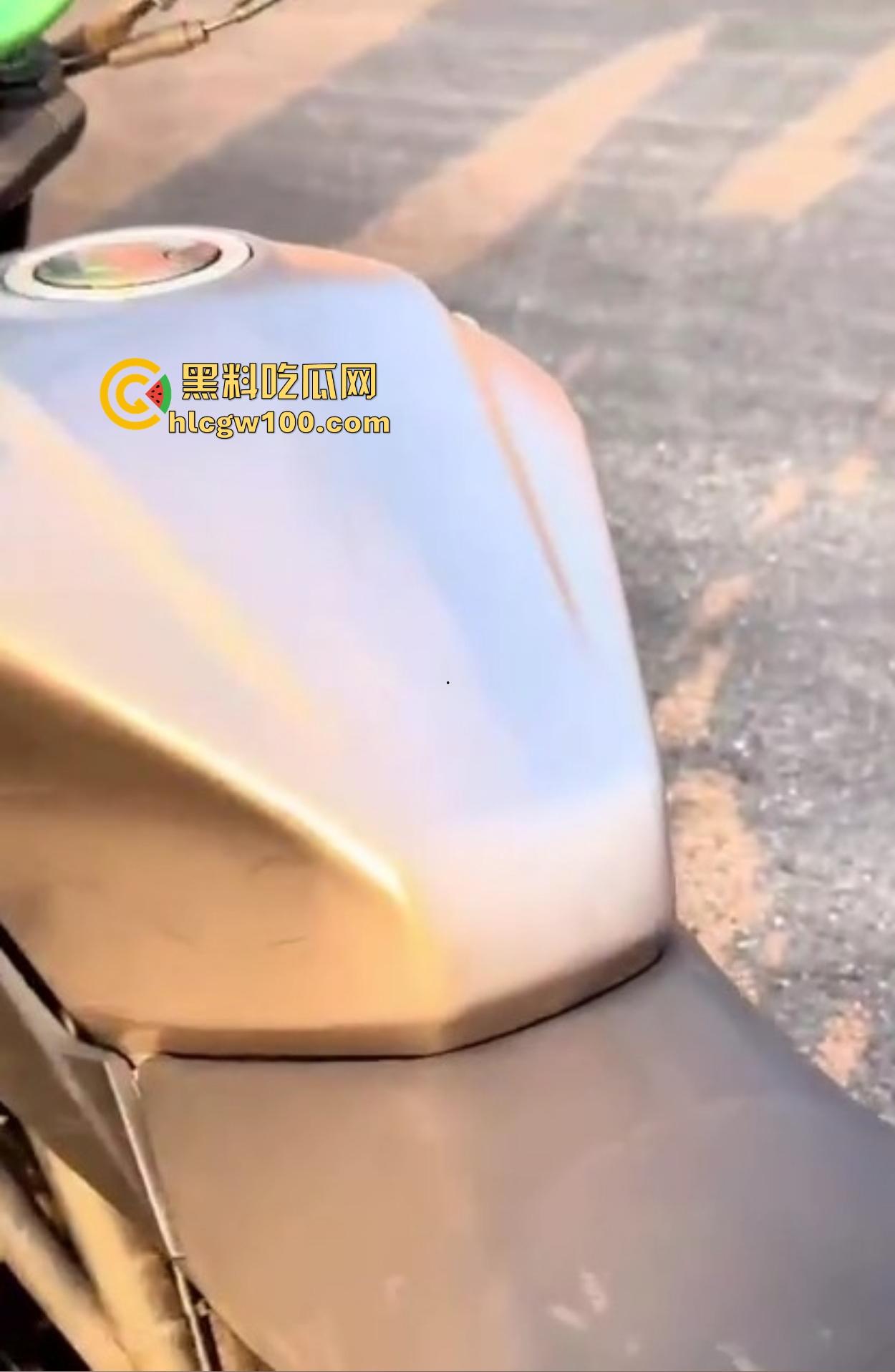 炫技不成逼先疼,女骑士摩托翘头秀失败,结果硬生生撞到小逼痛苦到变形,满脸写着作死的代价!-7