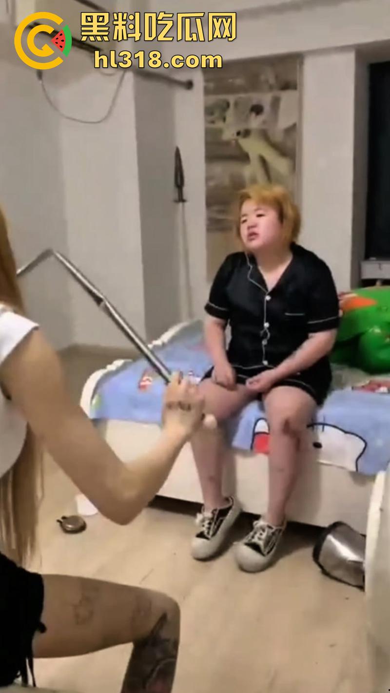 出来混总是要还的！肥猪精神小妹遭姐妹霸凌，被闺蜜们拳打脚踢，曾经霸凌别人也有被揍的时候！-1