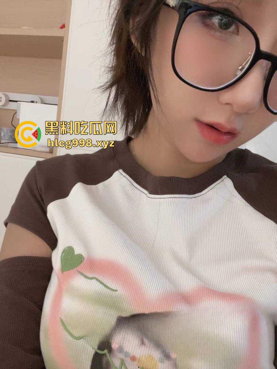 上海国企职工【舒涵雨】傍上司，渔网黑丝穿给上司看！男友出门就开房，出轨全程录屏留念！-4