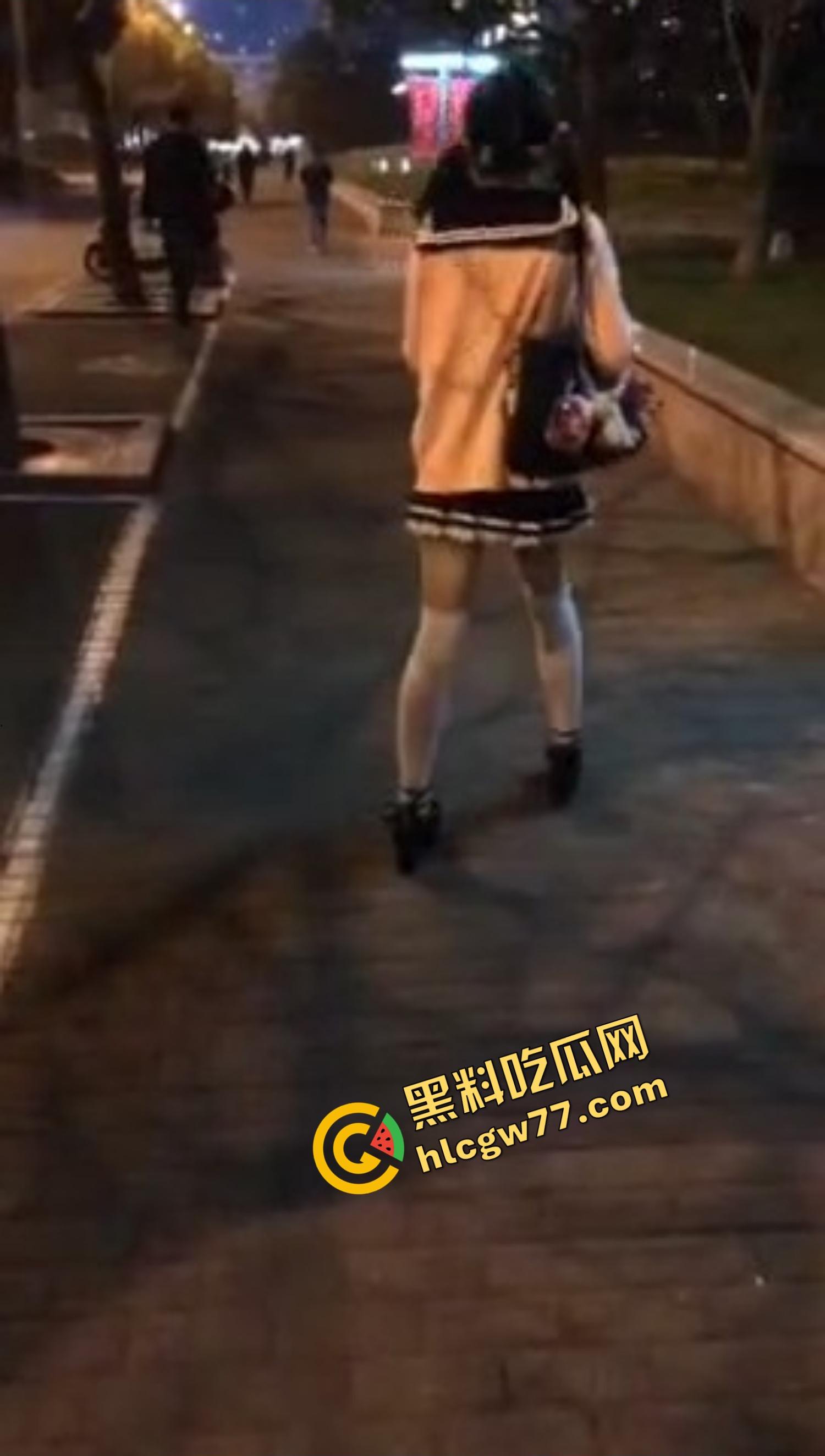 杭州『李雪莹』完成主人的任务,穿JK真空夹跳蛋,大街上五档起步,走到一半直接失禁边走边尿!-9