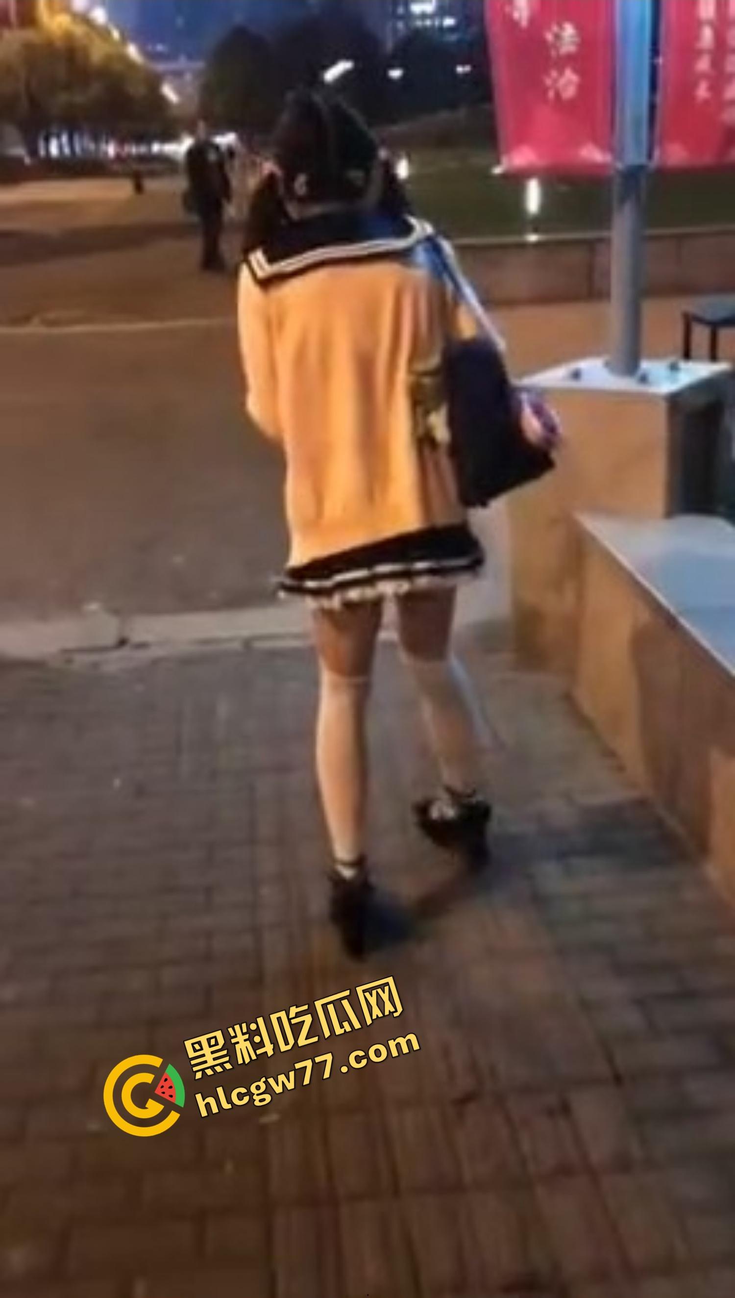 杭州『李雪莹』完成主人的任务,穿JK真空夹跳蛋,大街上五档起步,走到一半直接失禁边走边尿!-12