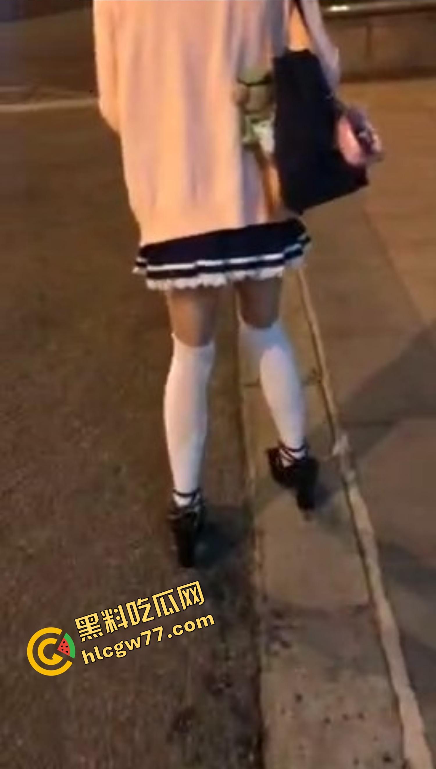 杭州『李雪莹』完成主人的任务,穿JK真空夹跳蛋,大街上五档起步,走到一半直接失禁边走边尿!-13