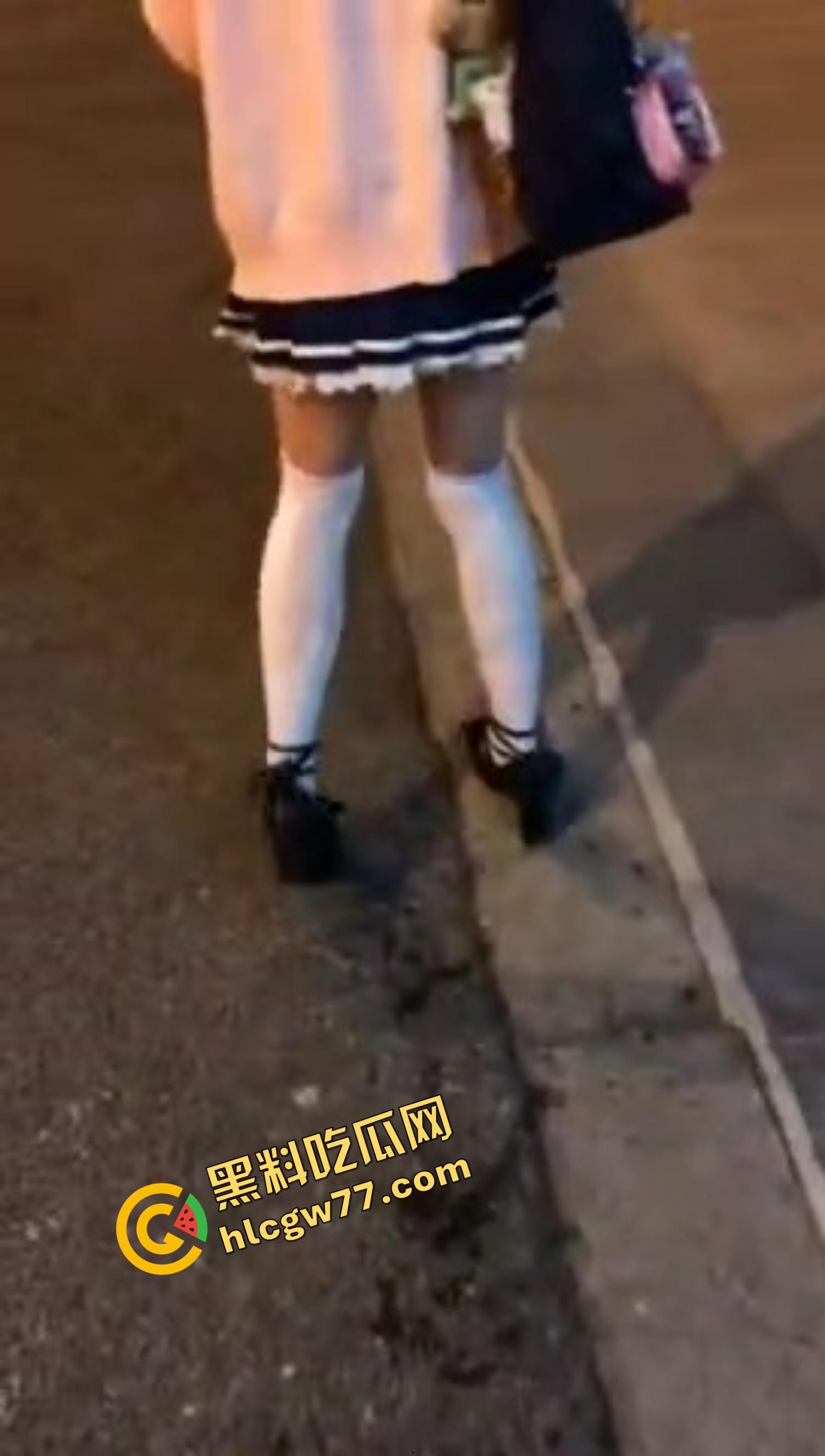 杭州『李雪莹』完成主人的任务,穿JK真空夹跳蛋,大街上五档起步,走到一半直接失禁边走边尿!-14