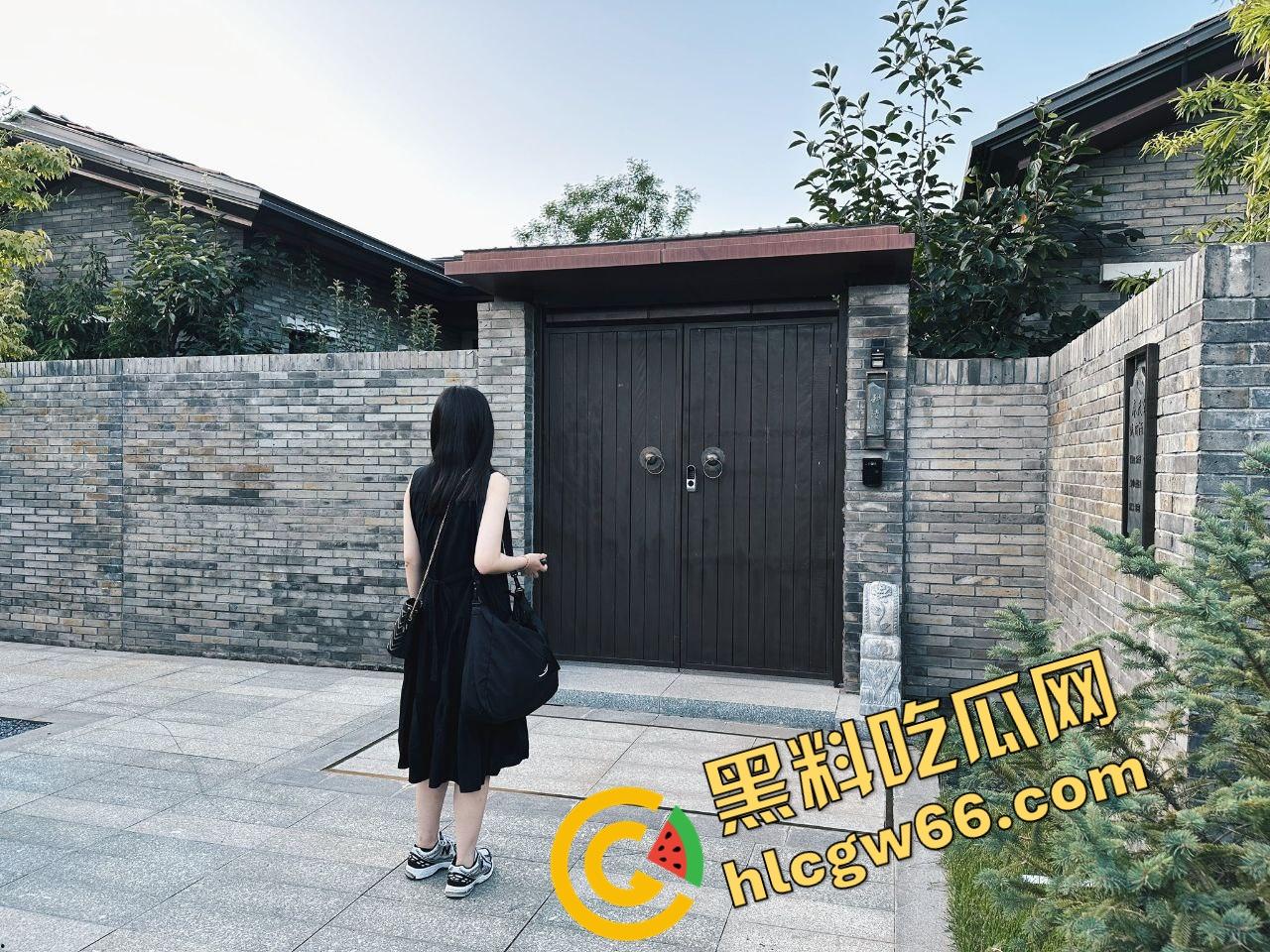 上海大学生眼镜妹『何小洁』酒店约炮玩露出，学不学无所谓，肥臀翘得高，嘴里叼根屌比谁都稳！-6