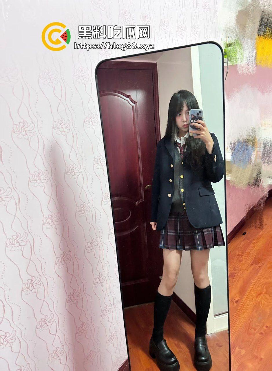 重庆极品甜御嫩妹骚婊【郑怡】天赋型选手，夹空气都能高潮流水，不需要鸡巴填满自行高潮！-3