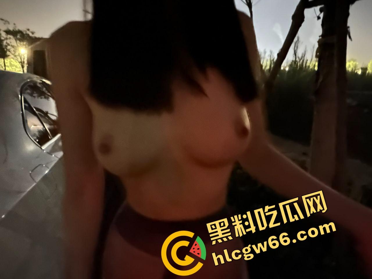 上海大学生眼镜妹『何小洁』酒店约炮玩露出，学不学无所谓，肥臀翘得高，嘴里叼根屌比谁都稳！-18