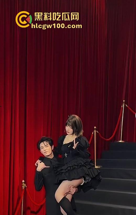 网红劲爆大瓜！！！抖音千万网红【你的欲梦】直播漏奶视频曝光，乳头黑黑的看来童锦成没少吸。-8