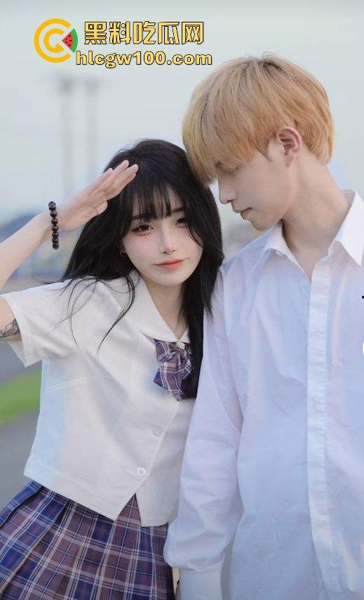 网红劲爆大瓜！！！抖音千万网红【你的欲梦】直播漏奶视频曝光，乳头黑黑的看来童锦成没少吸。-9