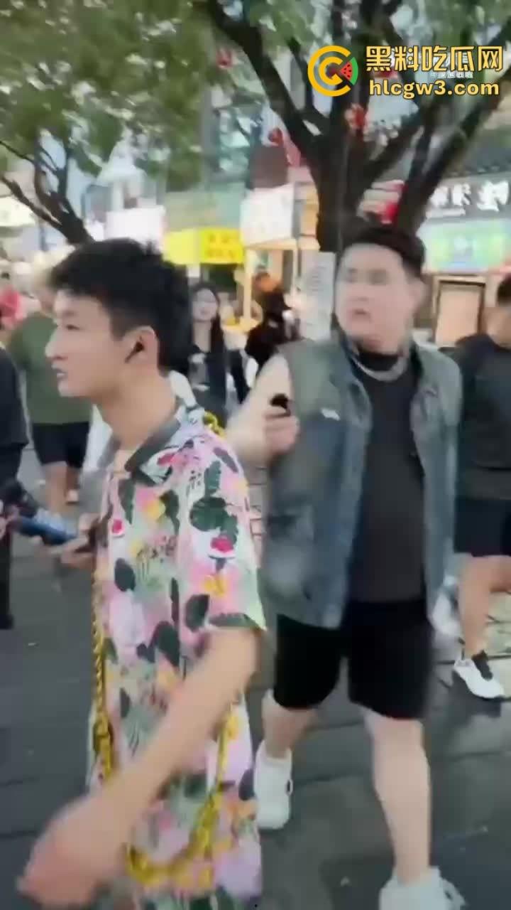 快手网红【祁天道】三亚户外直播 街边用竹签捅少女屁股 因诈骗入狱3年 出狱后毫无底线直播-7