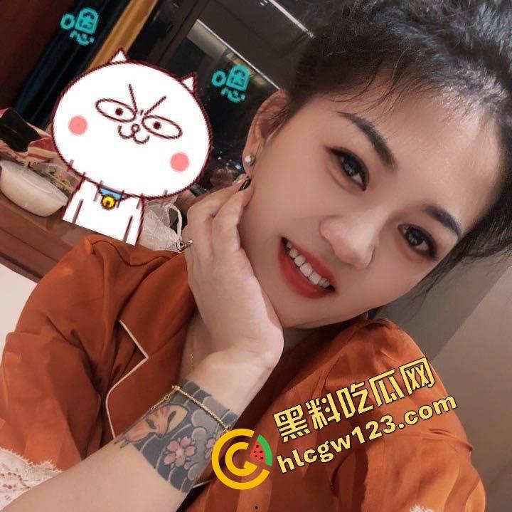 国外高中生是真的开放，骚逼女生摸了摸男友鸡巴就不行了 ，教室桌上趴着操到逼肿站不稳！-1