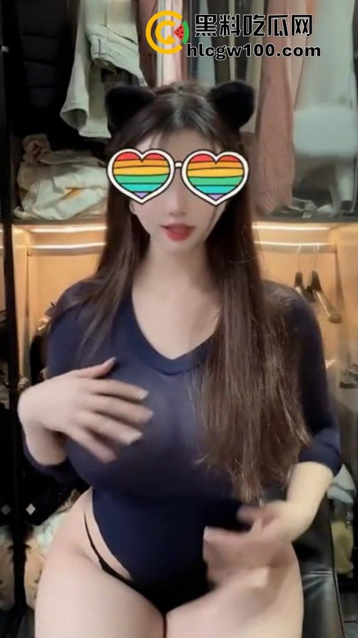 推特顶级高颜爆乳奶牛美少女【兔芙瑞】 巨型吊乳开裆黑丝粉嫩逼   金主1v1定制揉奶福利流出-13