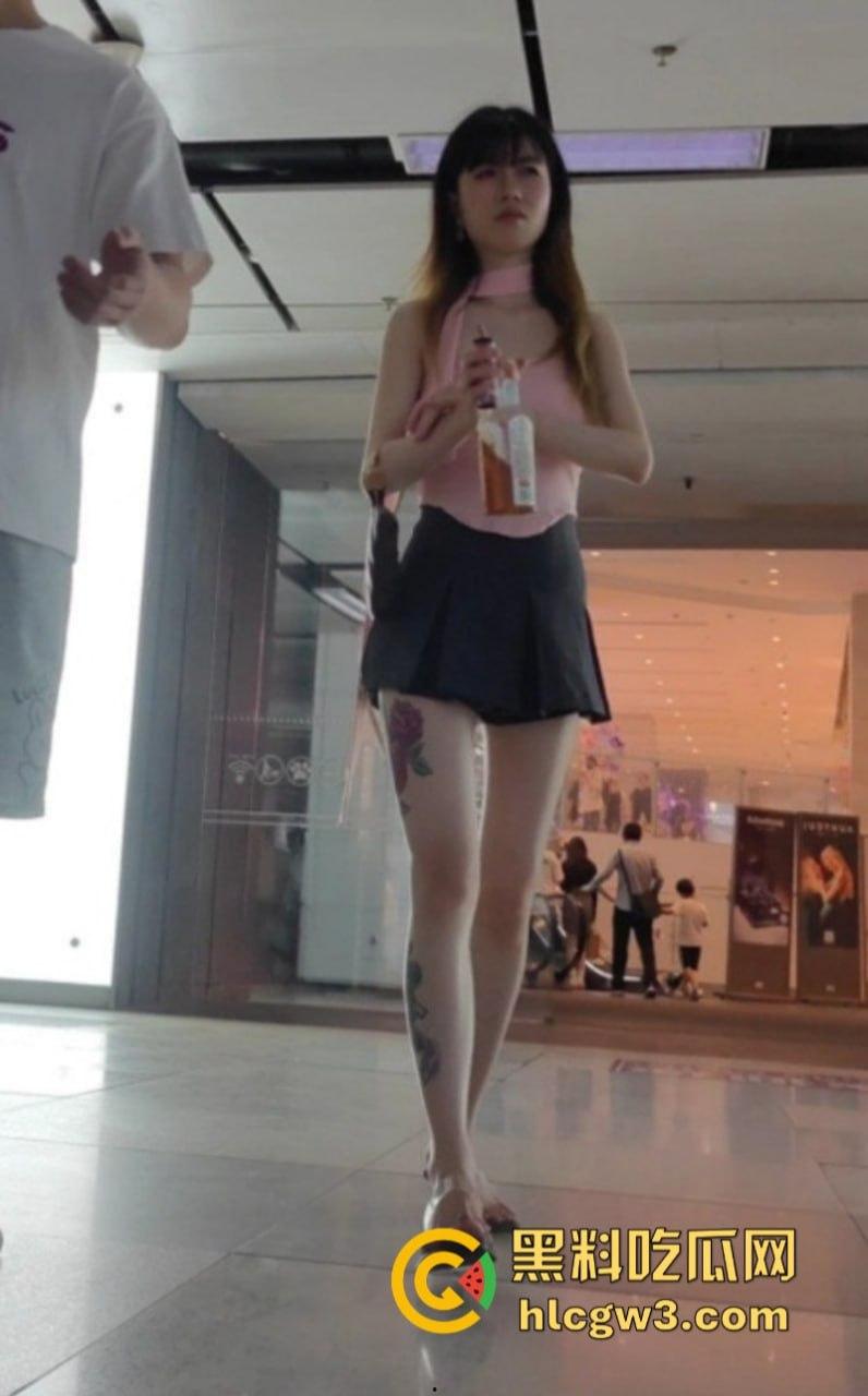 超短裙抄底合集!骚妹超短裤出门不穿安全裤 半拉屁股暴露在外 粉嫩逼缝清晰可见-3