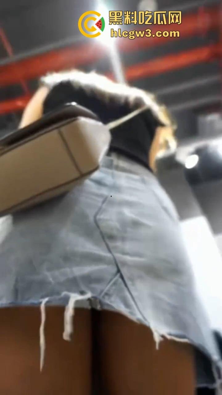 超短裙抄底合集!骚妹超短裤出门不穿安全裤 半拉屁股暴露在外 粉嫩逼缝清晰可见-6