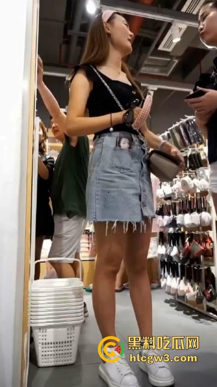 超短裙抄底合集!骚妹超短裤出门不穿安全裤 半拉屁股暴露在外 粉嫩逼缝清晰可见-7