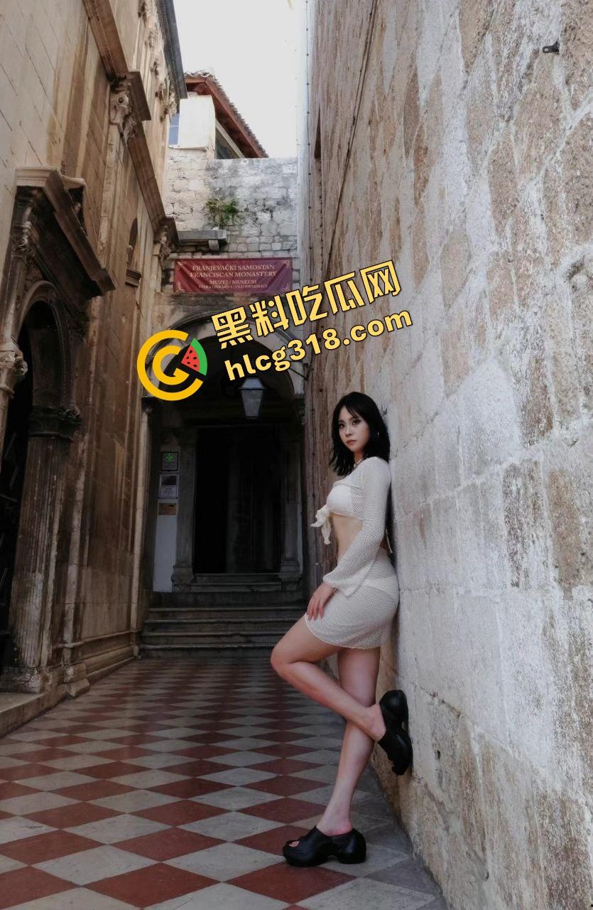 山西太原小骚货为完成主人任务大胆车内全裸露出，邀请路人大爷摸摸看B，大爷不犹豫直接上手！-1