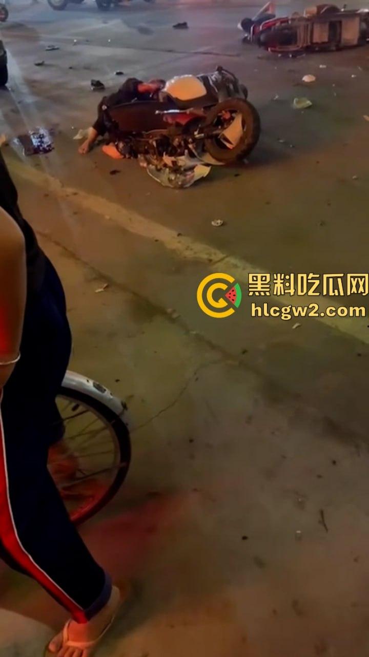 “晕倒前先把微信记录清一下！”潮汕东彩路精神小伙酒后驾摩托车狂飙酿车祸 不顾断腿先拿手机 这是有啥秘密啊？-4