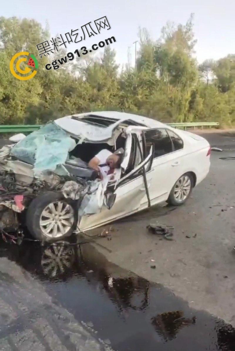 疲劳驾驶酿惨祸！陕西榆林轿车撞毁货车现场，司机当场爆头身亡，晕血者勿入-8