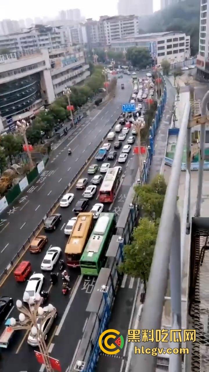 自贡张家沱隧道口工程车酿惨祸一妇女被大型工程车碾压后场景惊心！-5