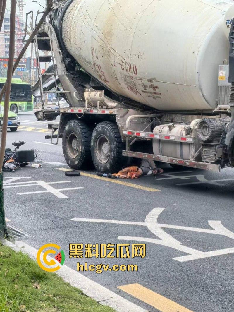 自贡张家沱隧道口工程车酿惨祸一妇女被大型工程车碾压后场景惊心！-7