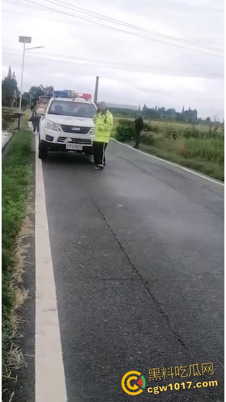 四川德阳花景村乡道，两辆小轿车双双栽进沟里，真是有卧龙的地方就有凤雏，这事情够笑一阵子了！-5