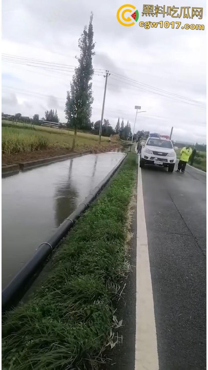 四川德阳花景村乡道，两辆小轿车双双栽进沟里，真是有卧龙的地方就有凤雏，这事情够笑一阵子了！-7