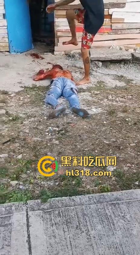 哥伦比亚双重谋杀案，疑似帮派报复，枪手杀害了不不尽兴，还要在死者头部猛踹几脚才愤愤离去，国外真乱！-1