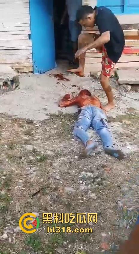 哥伦比亚双重谋杀案，疑似帮派报复，枪手杀害了不不尽兴，还要在死者头部猛踹几脚才愤愤离去，国外真乱！-2