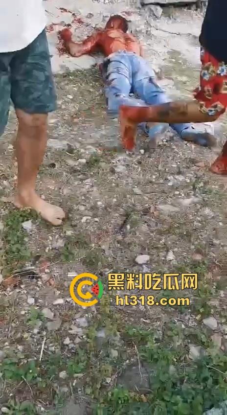 哥伦比亚双重谋杀案，疑似帮派报复，枪手杀害了不不尽兴，还要在死者头部猛踹几脚才愤愤离去，国外真乱！-4