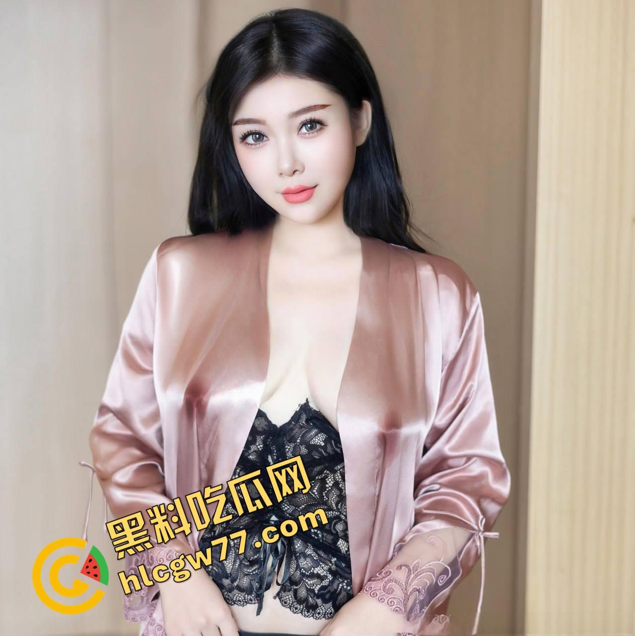 青岛职院大二学妹【唐霄娜】卖身，颜值在线却主动献穴给两个油腻老头，粉穴夹棒呻吟曝光！-3