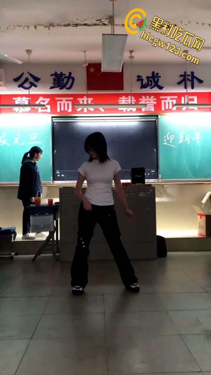 学霸班会跳热舞动作过大把奶罩崩飞了, 男同学在座位上看的前列腺液直流!-3