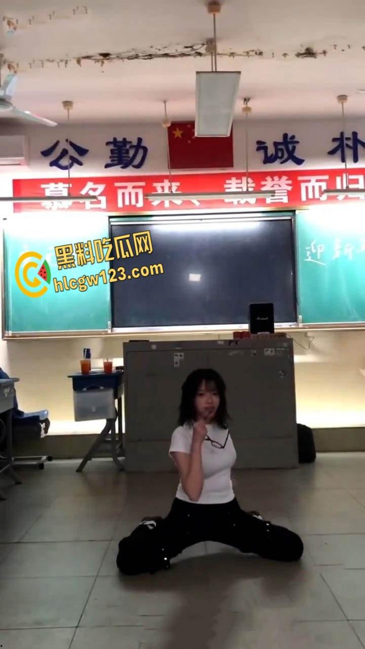 学霸班会跳热舞动作过大把奶罩崩飞了, 男同学在座位上看的前列腺液直流!-7
