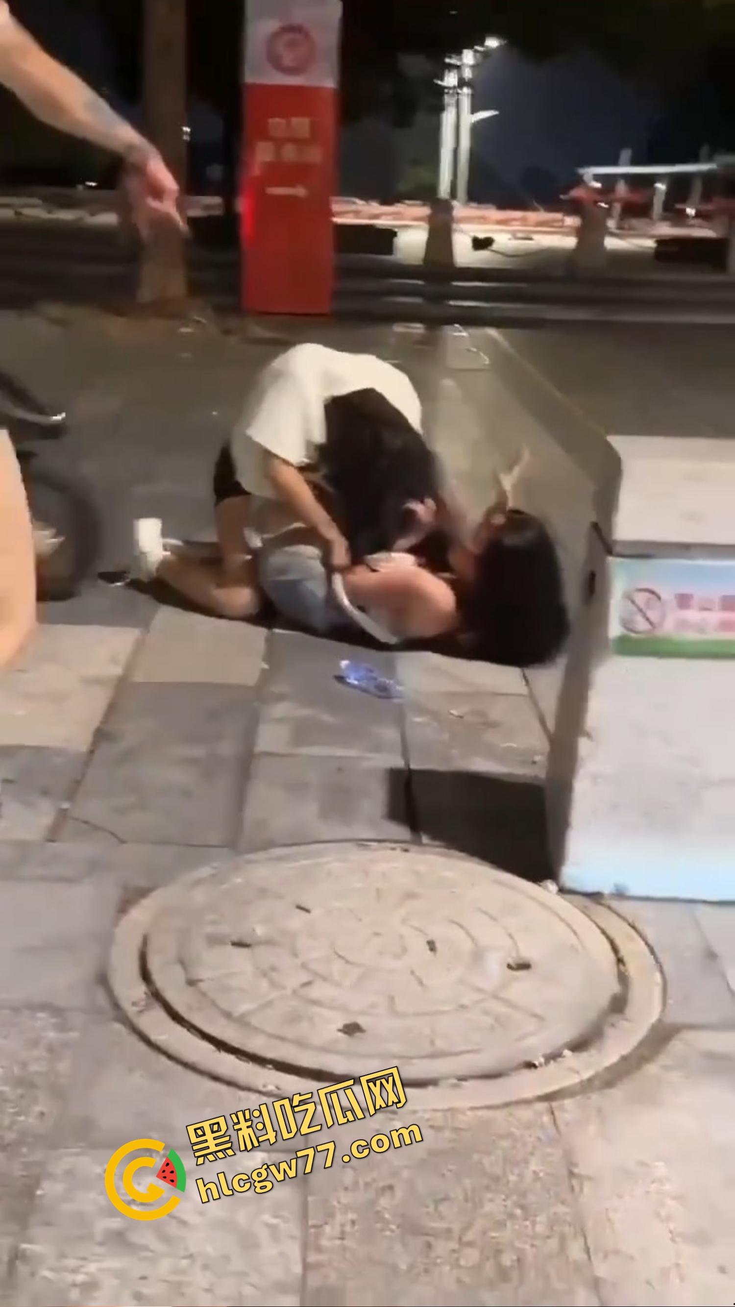 南昌精神小妹当街撕逼奶都露了，精神小伙骑电瓶车劝架他不是拉架，他是开电瓶车撞进去！-5