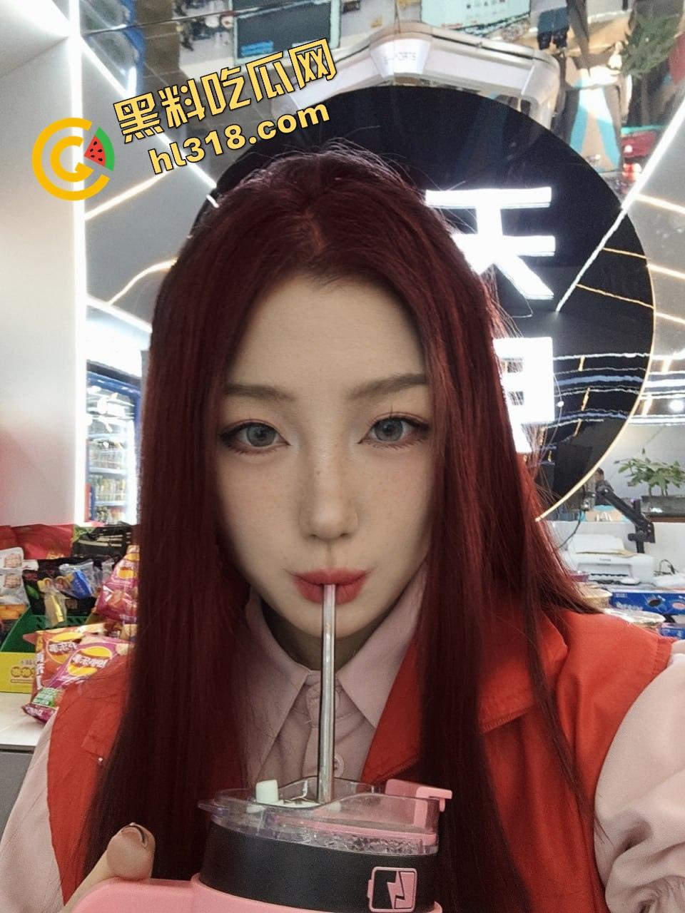 一手锅铲一手菜刀，妹子切着菜背后偷袭被人从背后顶住猛钻菊花，后庭前庭连环舔，围裙下全是水！-2