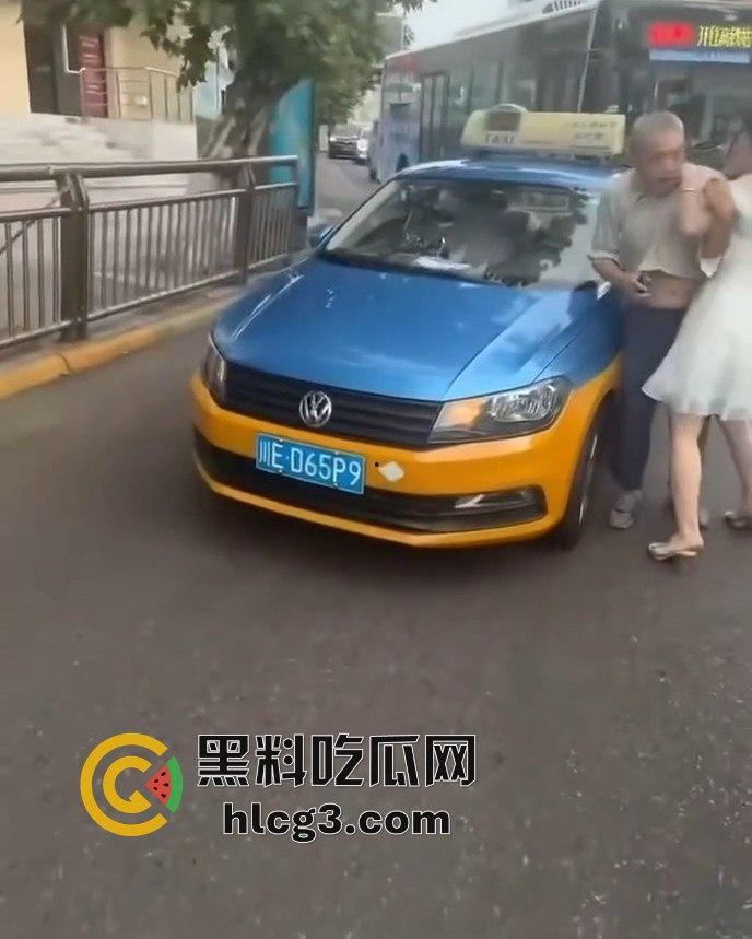 醉酒女在四川泸州的疯狂暴走：出租车司机和警察双重袭击，最终被送派出所的完整经过！-5