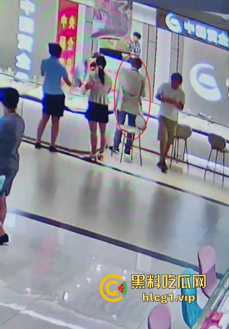 老婆不听话怎么办 捅两刀就老实了！辽宁营口男子进柜台薅住女柜员头发哐哐两刀后淡定离开！-2