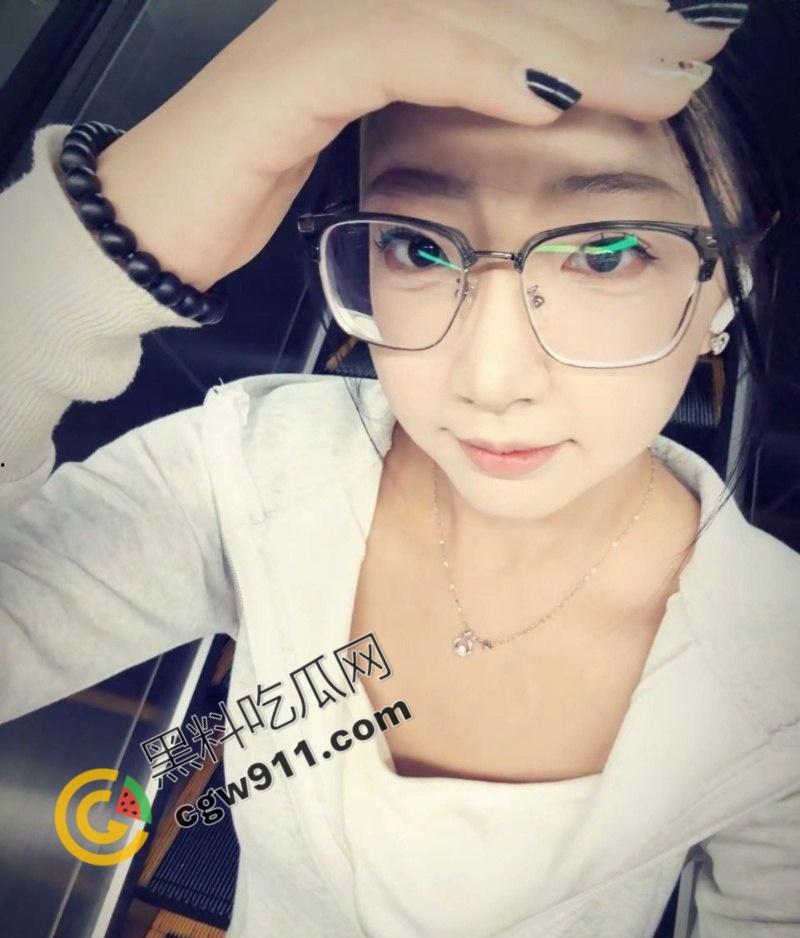 山西临汾【徐淼淼】与男友中秋夜酒店狂欢：对镜自拍巨乳翘臀迎接猛烈插入，痛快淫叫尽情享受。-2