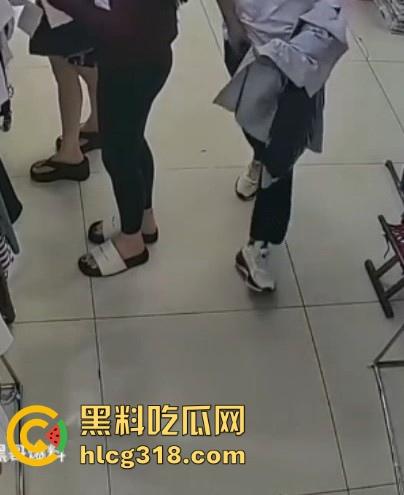 郑州女装店惊现射精男！枪法精准甩狙高手，秒射黑丝裤，瑜伽但哥们的审美一般，这都射得下去！-2