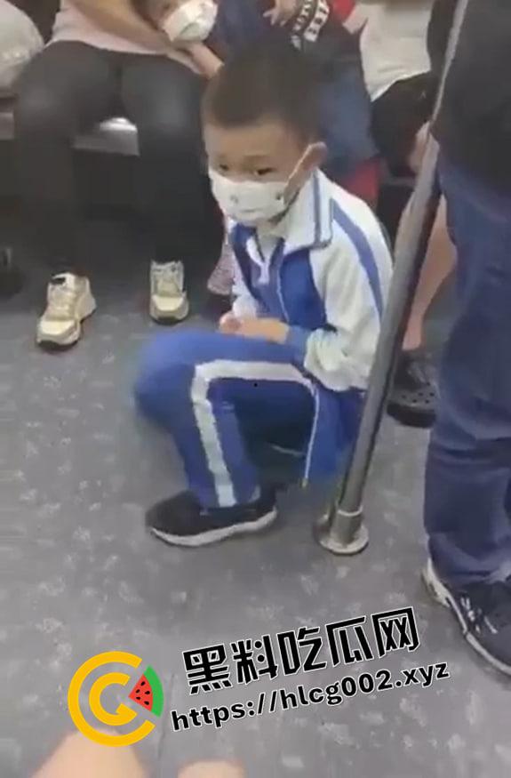 小兵探花！地铁上流氓小学生抄底小姐姐 被抓住找家长 年少有为 以后探花没你我不看-3